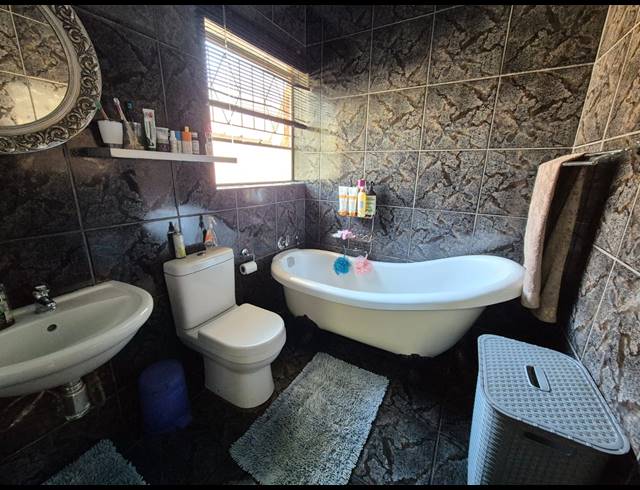 4 BEDROOM HOUSE FOR SALE IN VANDERBIJLPARK SE 2